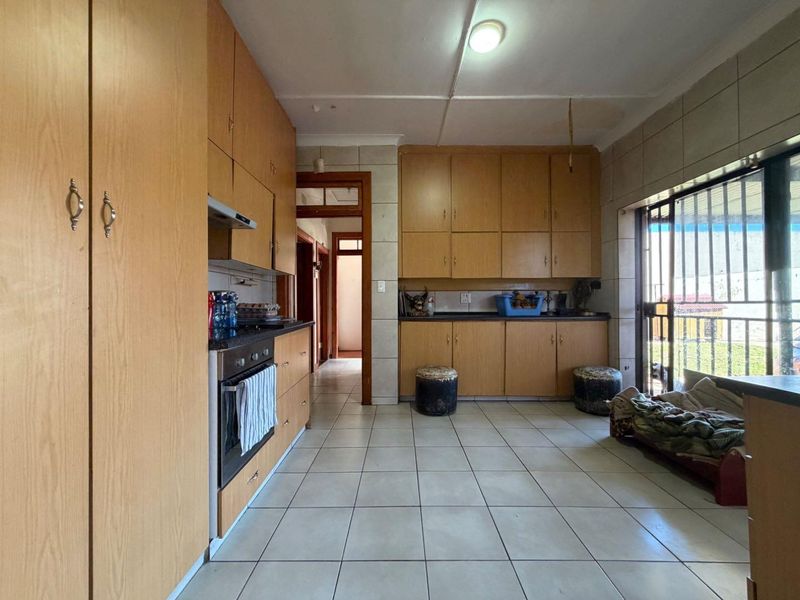 Charming Property with Income-Generating Potential in Regents Park, Johannesburg South - Photo 8