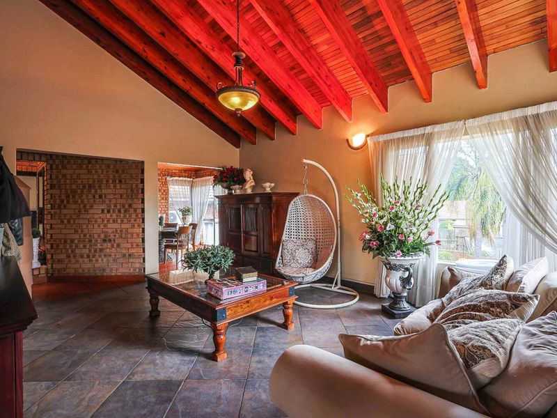 **Exquisite Scale & Panoramic Views: A Masterpiece in Moreleta Park** - Photo 4