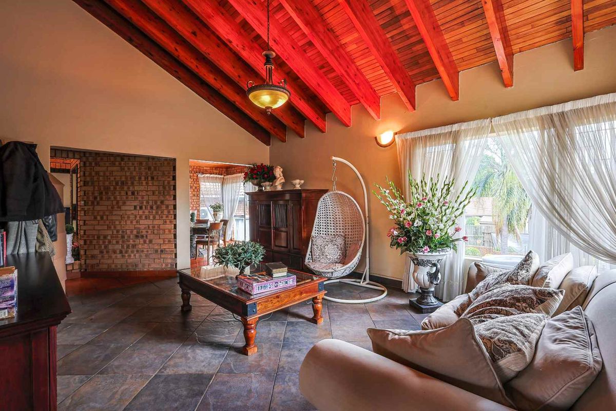 **Exquisite Scale & Panoramic Views: A Masterpiece in Moreleta Park** - Photo 4