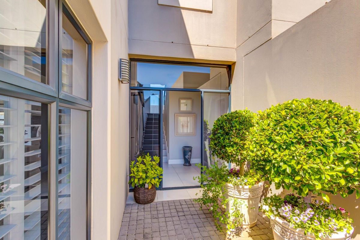 Estate Living with Outeniqua Mountain Views - Photo 2