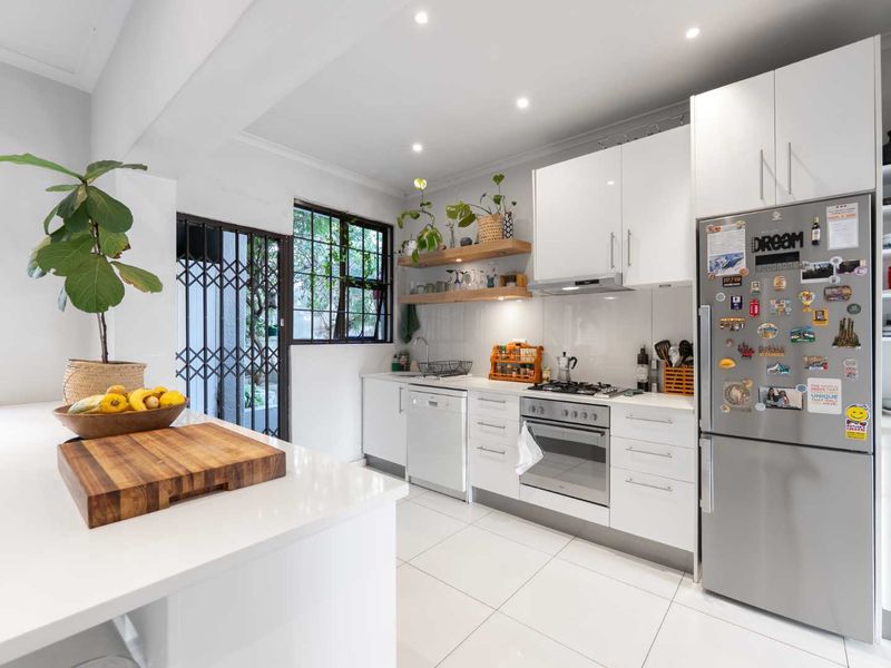 Secure Vredehoek Gem with Views, Garden & Separate Flatlet - Photo 3