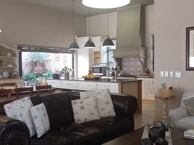 Klein Windhoek - 3 Bedroom Townhouse - CC Reg N$7 750mil - Photo 2