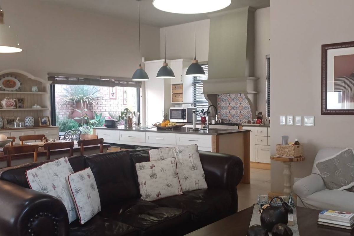 Klein Windhoek - 3 Bedroom Townhouse - CC Reg N$7 750mil - Photo 2