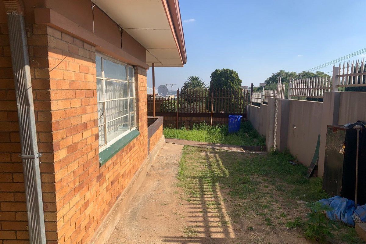 **Charming 2-Bedroom Home with Income Potential in a Quiet Cul-de-Sac** - Photo 2