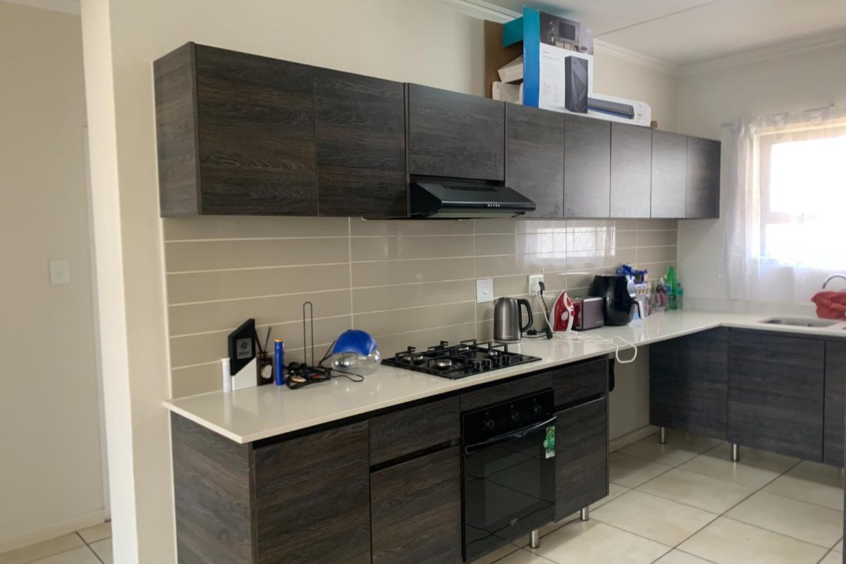 **Spacious 2-Bedroom Apartment for Sale in Stanley Park, Oakdene, Johannesburg** - Photo 2