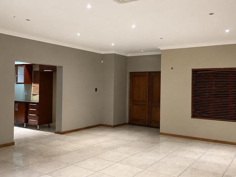 EXCLUSIVE MANDATE - FOR SALE Once in lifetime opportunity! Best price!  4-Bedroom Family House - Photo 3
