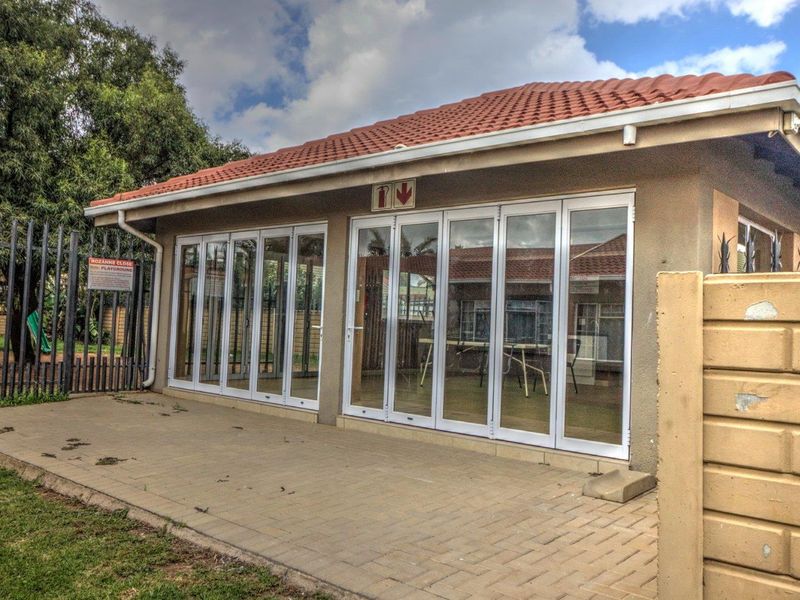 Neat Ground Floor Townhouse in Secure Boomed Area - Photo 2