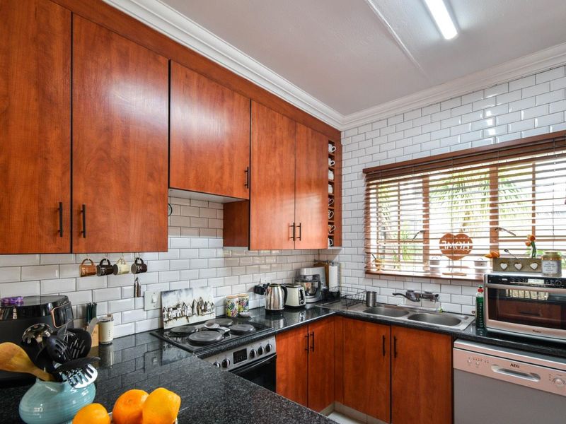 Move-In Ready Townhouse in Secure Old Faerie Glen Complex - Photo 5