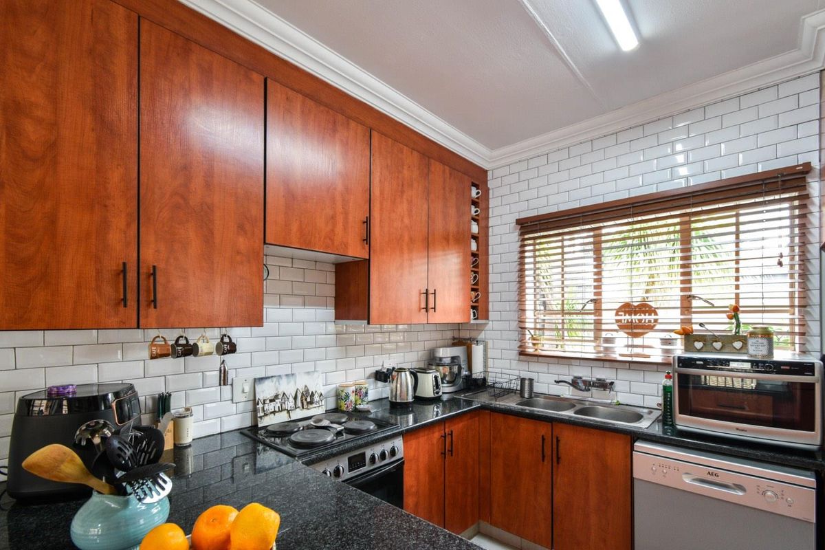 Move-In Ready Townhouse in Secure Old Faerie Glen Complex - Photo 5