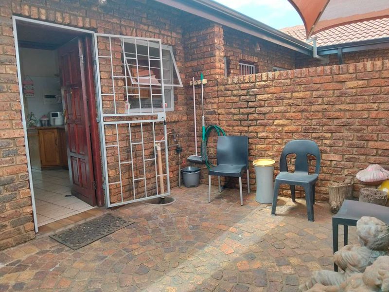 3 Bedroom Simplex Townhouse for Sale! - Photo 4