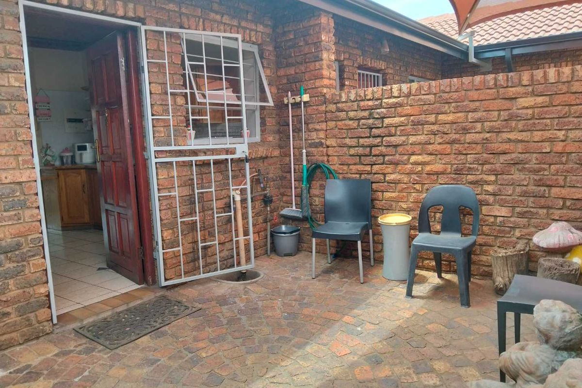 3 Bedroom Simplex Townhouse for Sale! - Photo 4