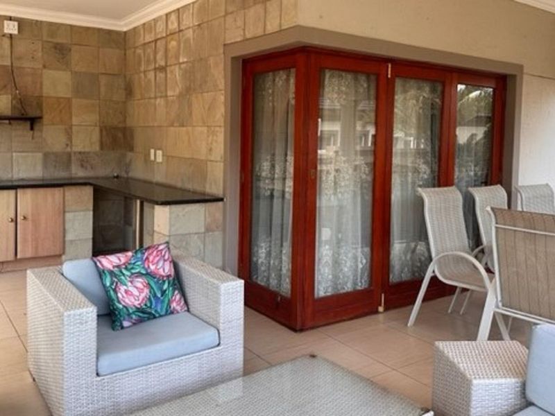 6 BEDROOM HOUSE IN A SECURE ESTATE - Photo 4