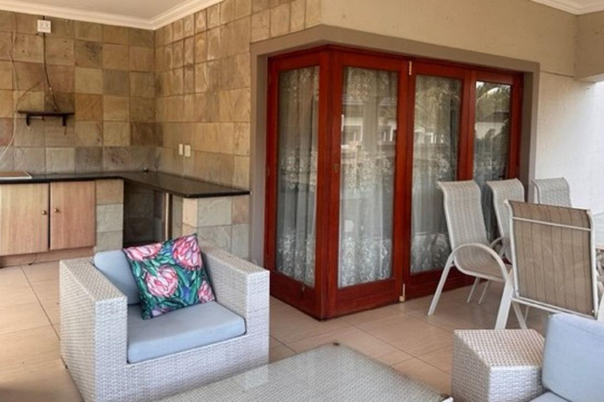 6 BEDROOM HOUSE IN A SECURE ESTATE - Photo 4