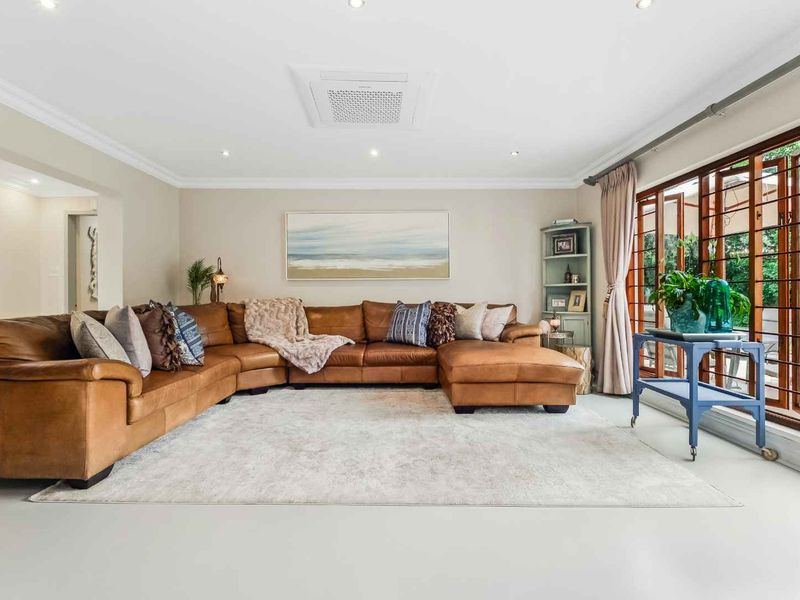 STUNNING, STYLISH, SUN-DRENCHED FAMILY HOME - TOO GOOD TO IGNORE - Photo 8