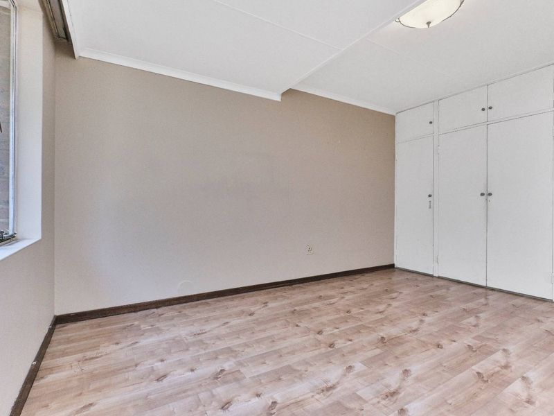 Charming Tudor-Styled 2 Bedroom Apartment in the Heart of Sandown - Photo 8