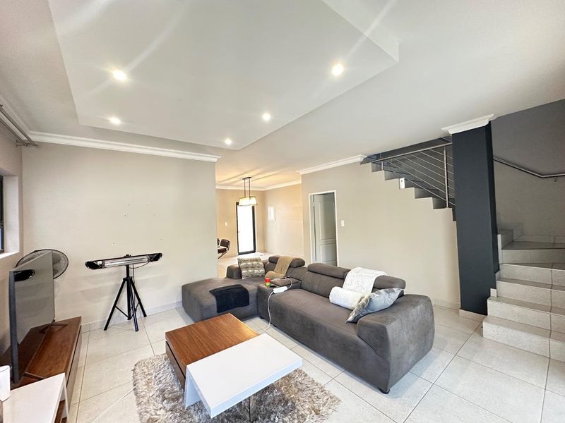 Luxurious Family Living: Spacious Home in Secure Complex - Photo 4