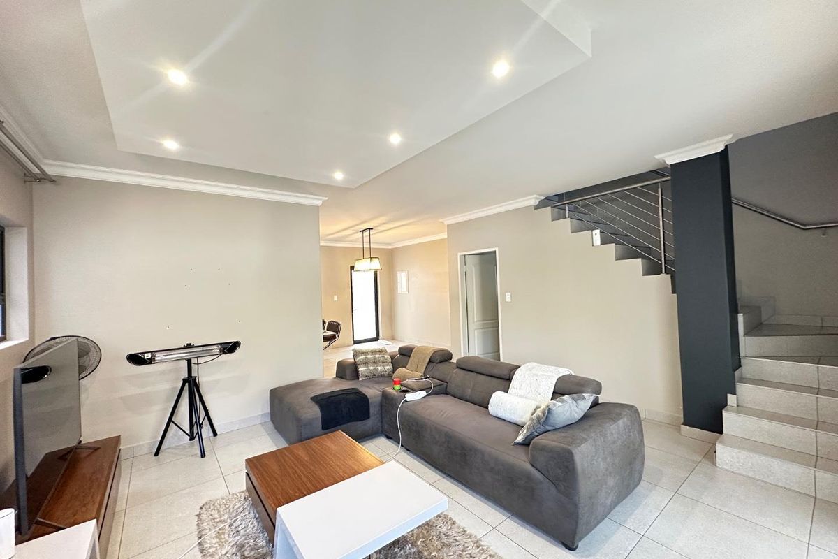 Luxurious Family Living: Spacious Home in Secure Complex - Photo 4