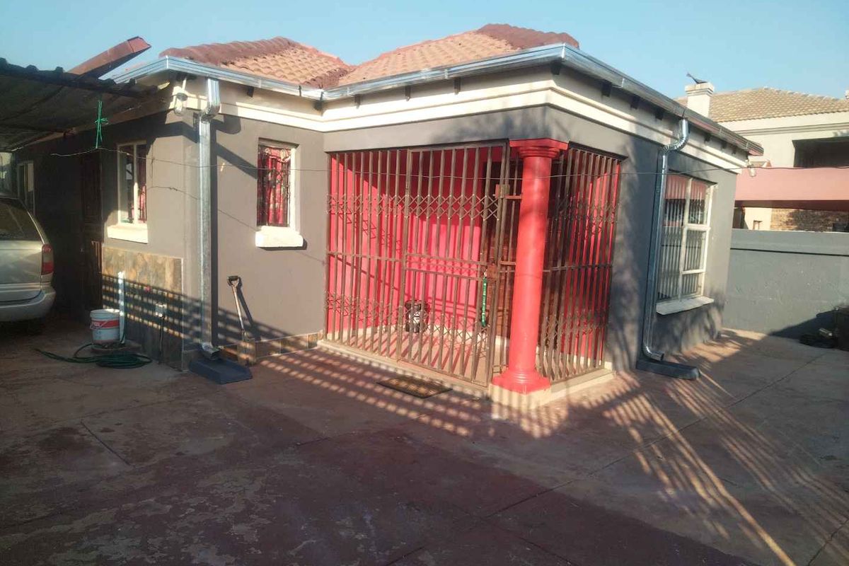 Stunning 4 bedrooms house to rent in Soshanguve VV - Photo 3