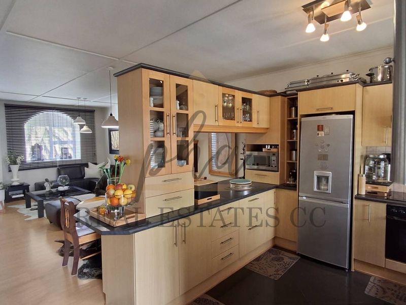 Beautifully Renovated Secure Apartment – Walking Distance to the Ocean - Photo 4