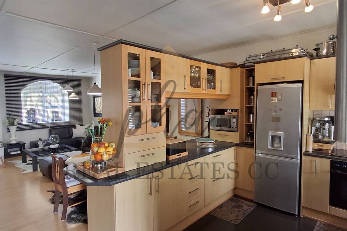 Beautifully Renovated Secure Apartment – Walking Distance to the Ocean - Photo 4