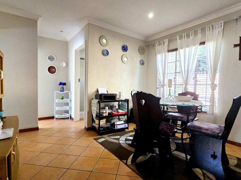 Charming 2-Bedroom Home in Secure, Pet-Friendly Complex - Photo 6