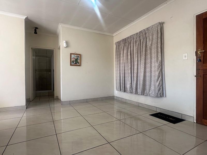 Sole mandate. Discover this exceptional first-floor apartment, ideally situated near premier shopping centers and top-rated schools. - Photo 5