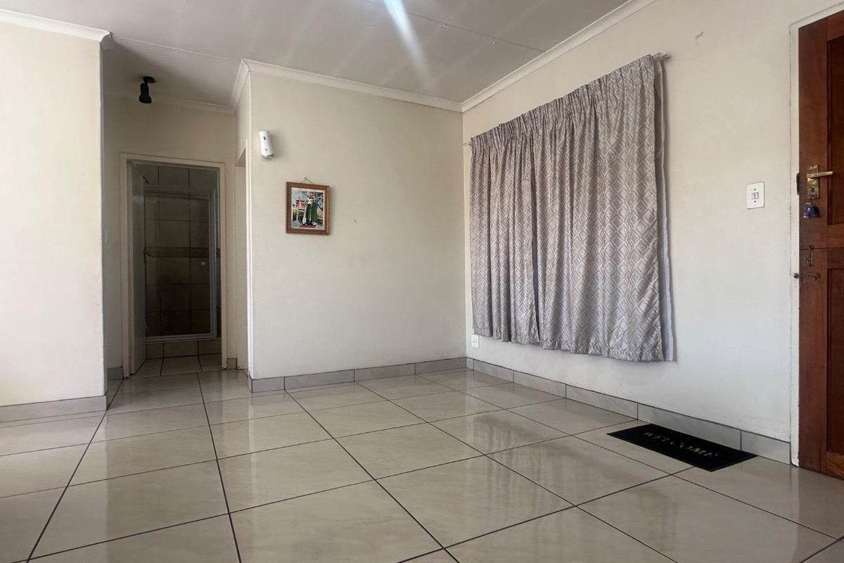 Sole mandate. Discover this exceptional first-floor apartment, ideally situated near premier shopping centers and top-rated schools. - Photo 5