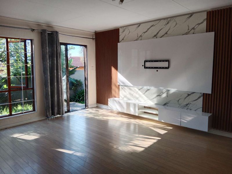 Spacious Two-Bedroom Two-Bathroom simplex To Let - Photo 2
