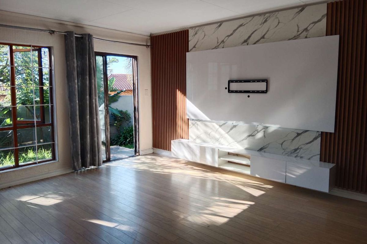 Spacious Two-Bedroom Two-Bathroom simplex To Let - Photo 2