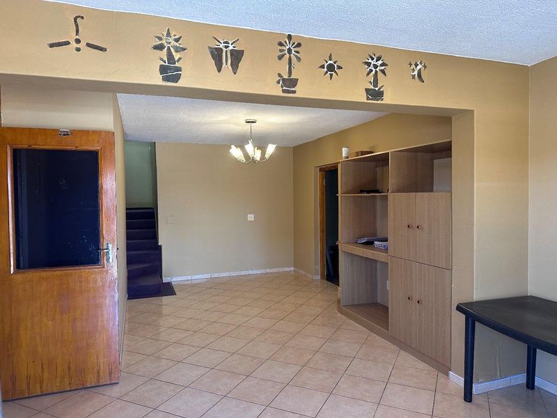 FOR SALE: SPACIOUS FAMILY HOME, TAMARISKIA, SWAKOPMUND - Photo 3