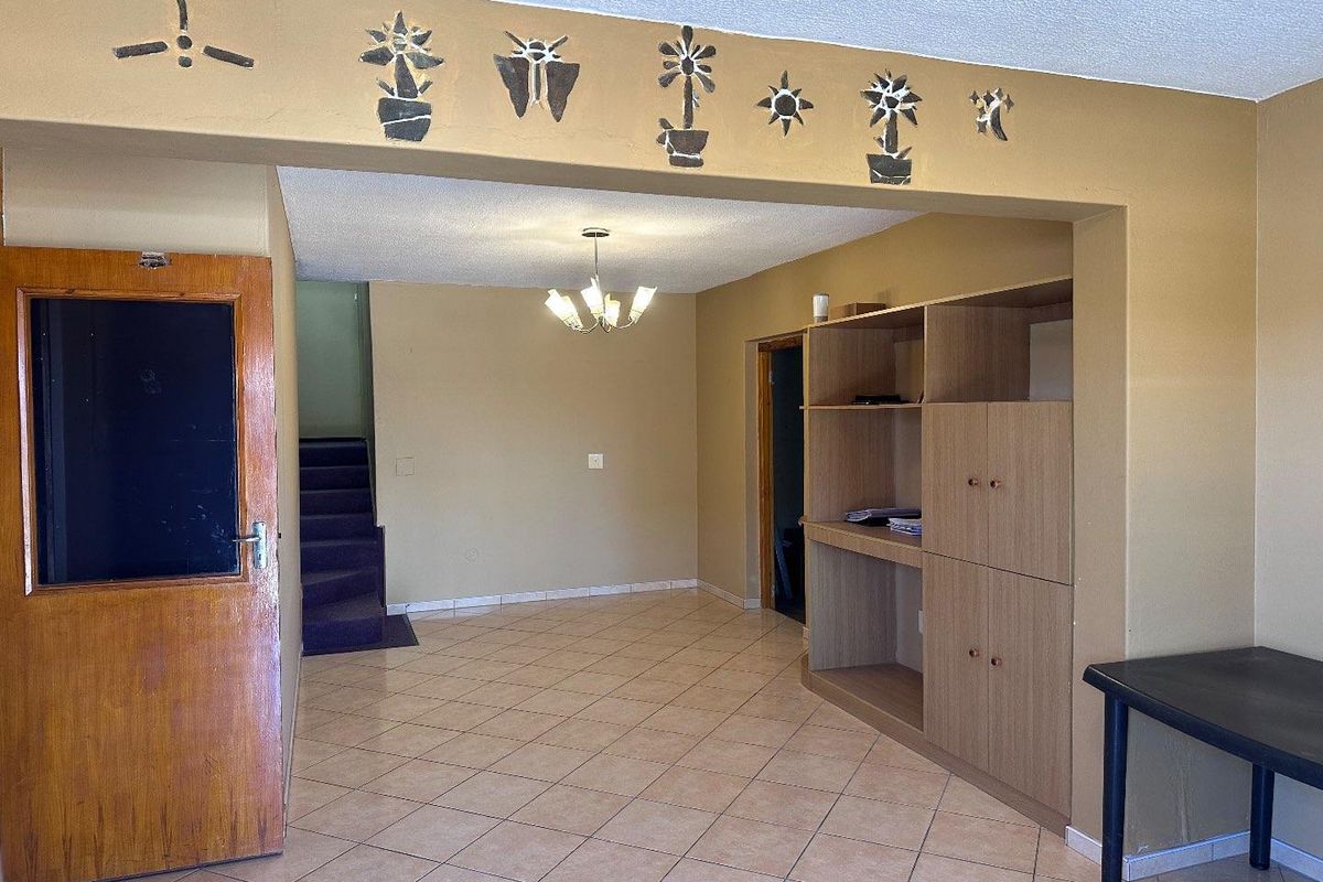 FOR SALE: SPACIOUS FAMILY HOME, TAMARISKIA, SWAKOPMUND - Photo 3