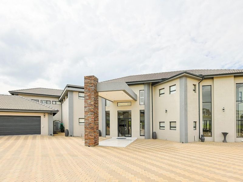 Stunning Off-the-Grid Masterpiece: Your Dream Home Awaits with two flatlets. - Photo 2