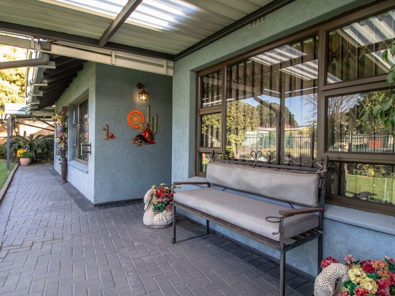 Charming Family Oasis with Pool & Patio in Farrarmere! - Photo 6