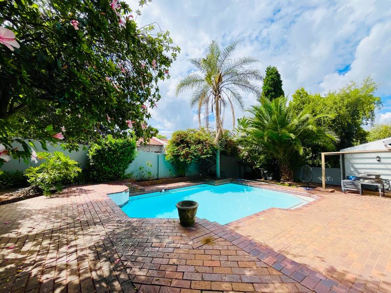 Modern 3 Bed townhouse in the most sought-after complex- Houndstooth - Photo 2