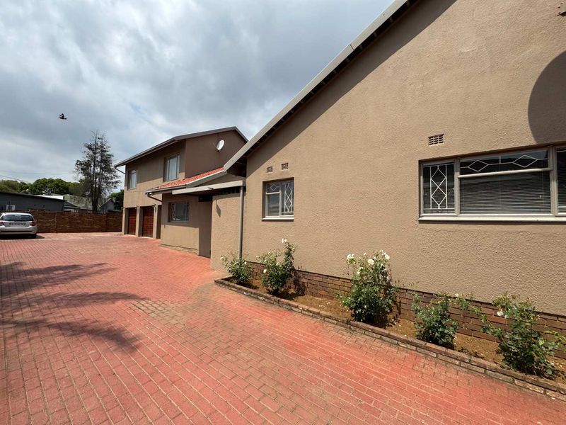 Lovely Family Home for Sale - Photo 2