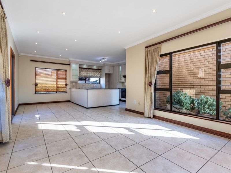 Charming full title, low maintenance face brick home for sale in Farrarmere - Photo 6