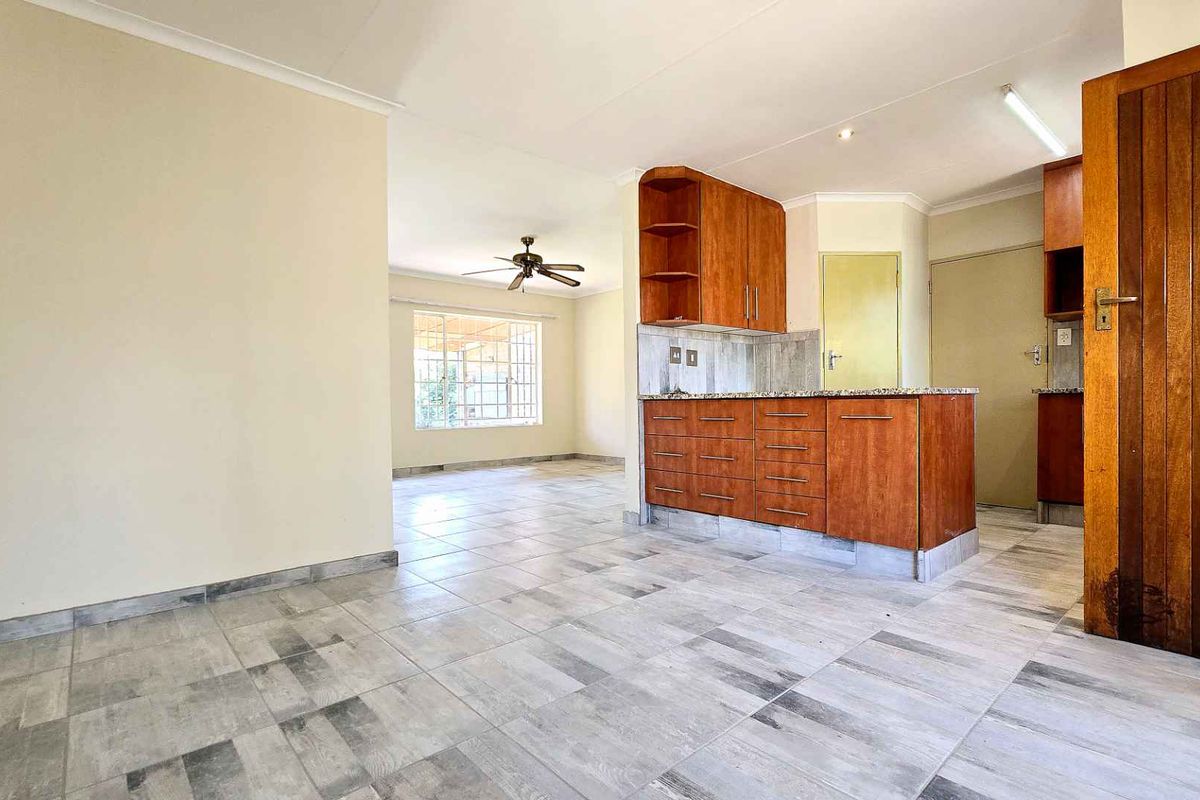 SPACIOUS 3 BEDROOM TOWNHOUSE IN DOORNPOORT - Photo 5