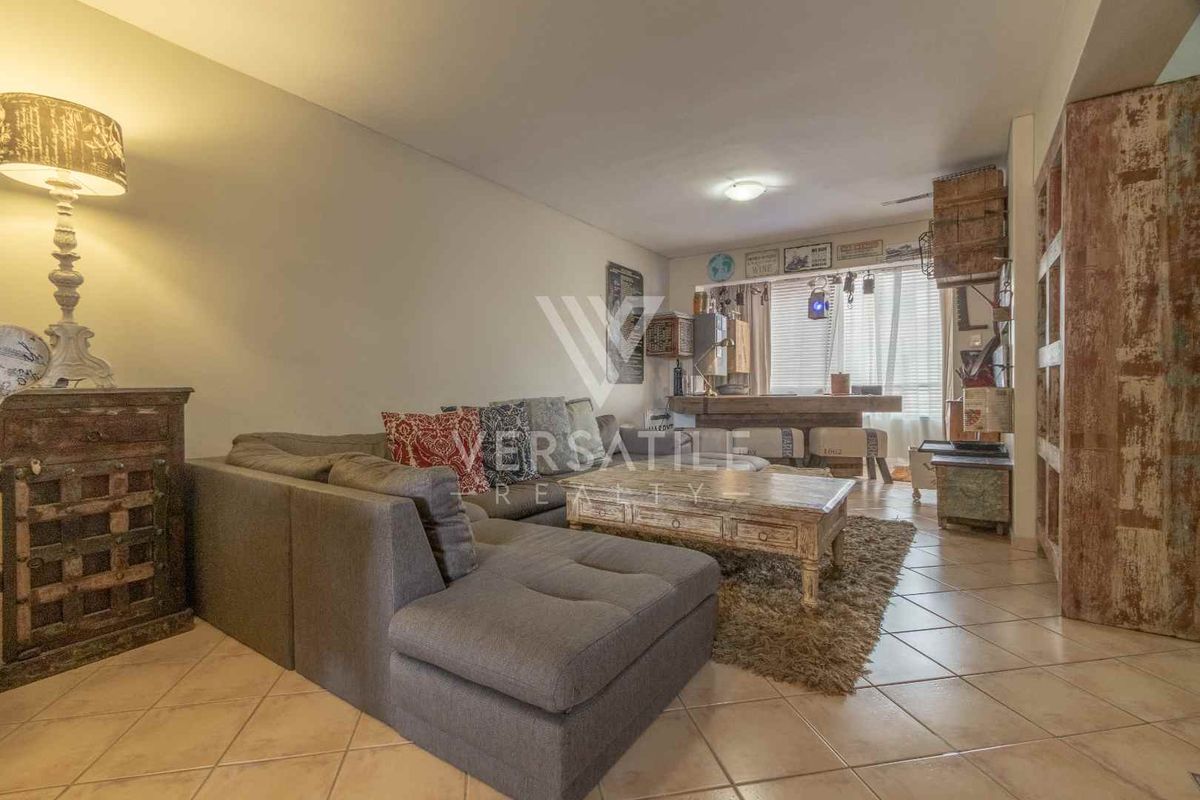 Townhouse for Sale in Long Beach. - Photo 2