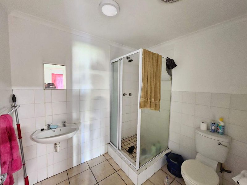 Lovely 1 Bed 1 Bath Apartment with open plan living area with kitchenette - Photo 6