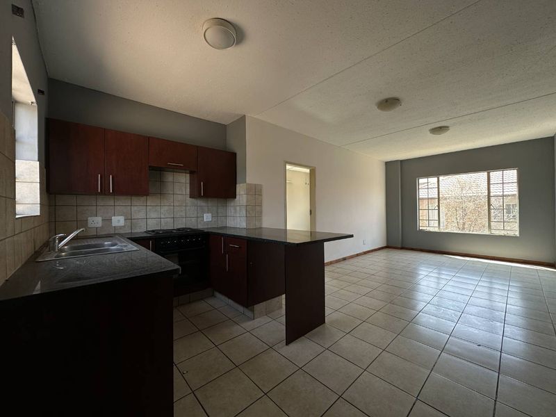 1 Bedroom Townhouse with a Spacious living area - Photo 5