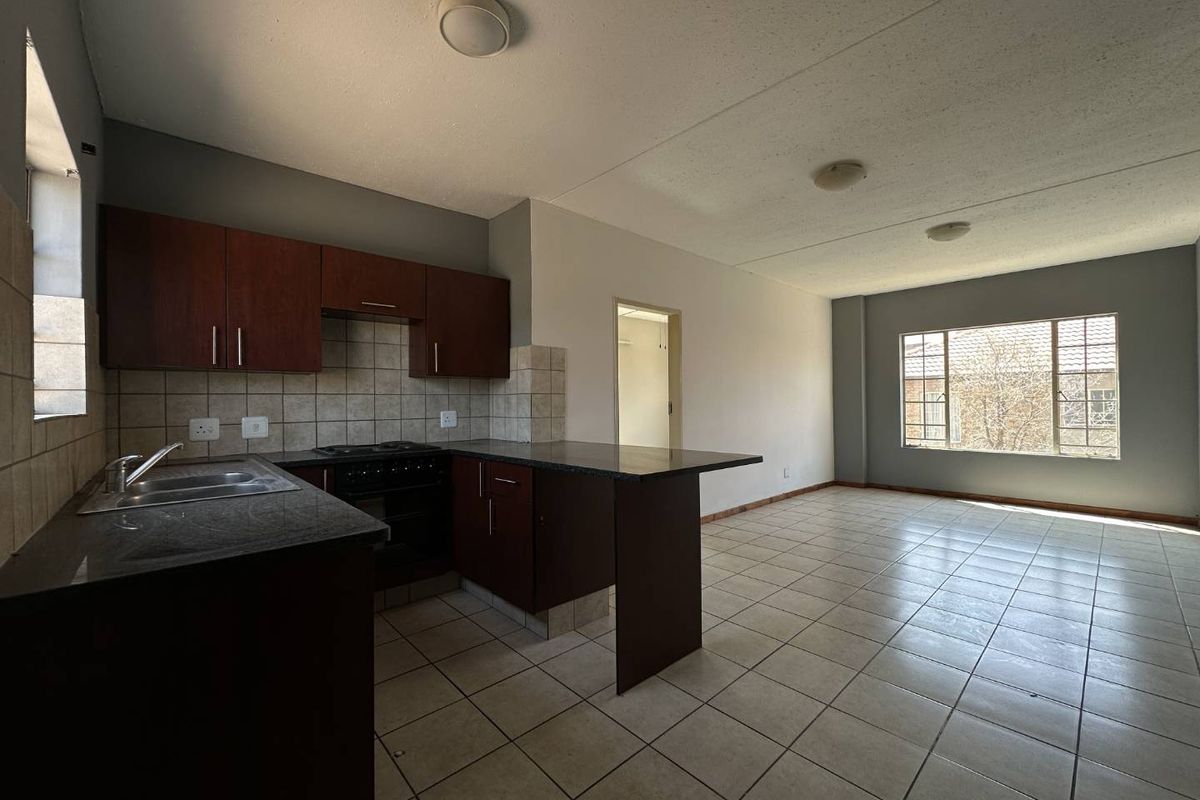 1 Bedroom Townhouse with a Spacious living area - Photo 5