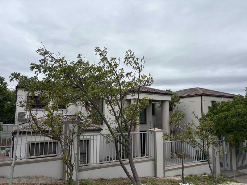 WEST BEACH Fully furnished 6 bedroom home - Photo 1