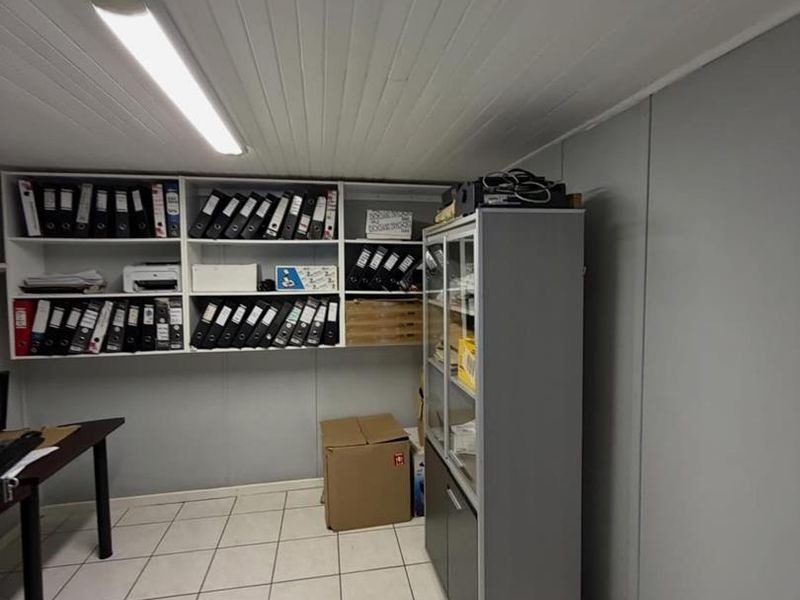 Office Building to Let - Photo 2