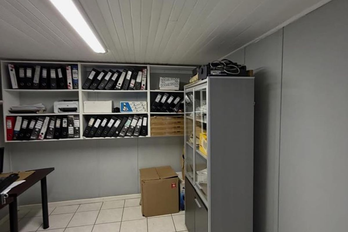 Office Building to Let - Photo 2