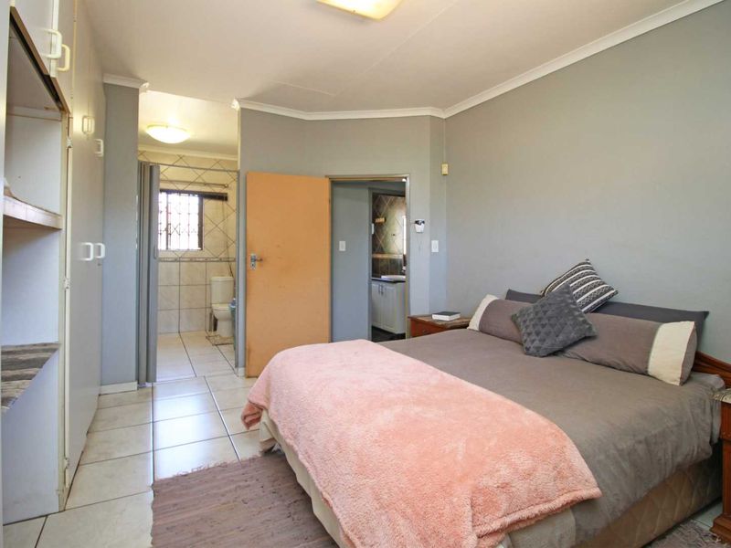 Stunning Family Home with Entertainment Area, Double Garage & Electric Fencing! - Photo 4