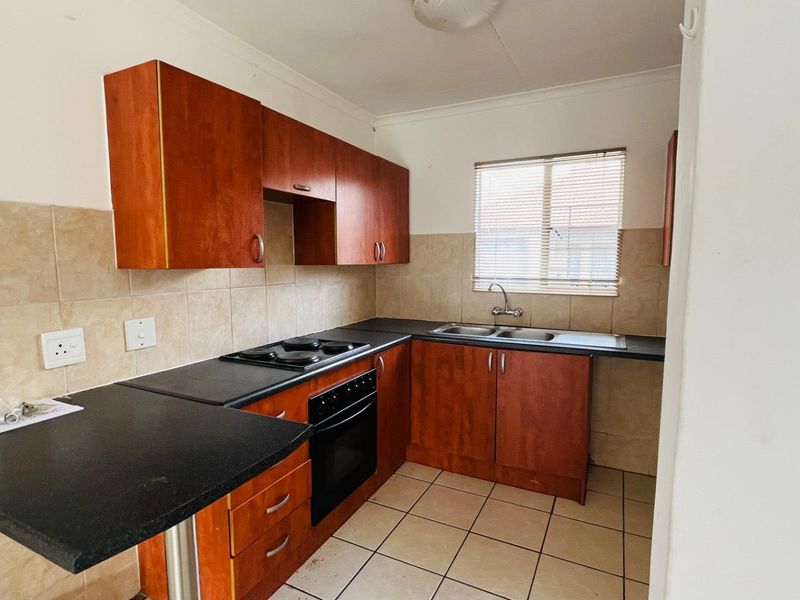 Lock up and go apartment in estate! - Photo 4