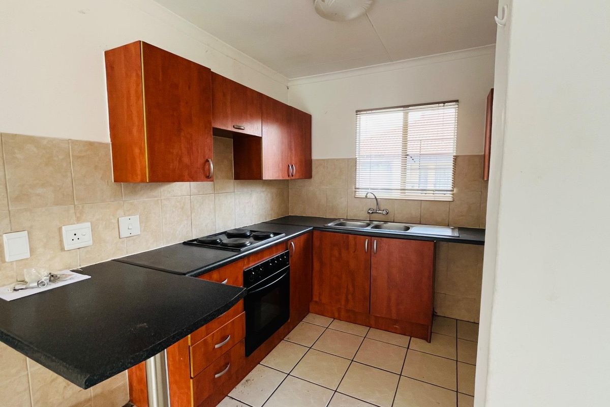 Lock up and go apartment in estate! - Photo 4