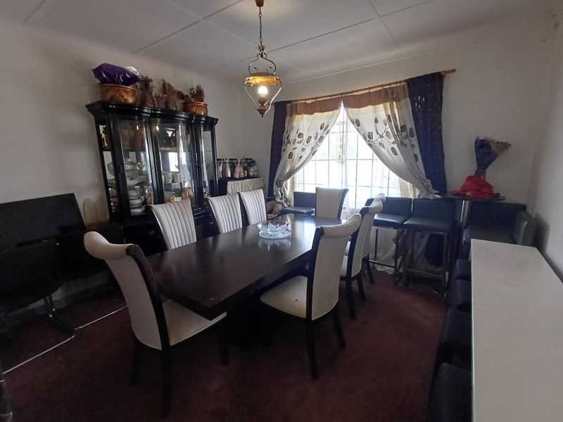 Springs,4 Bedroom with flatlet,pool,massive erf - Photo 2