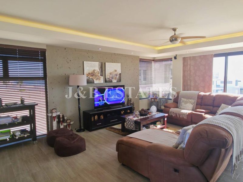 Stylish 5-Bedroom House - Photo 4