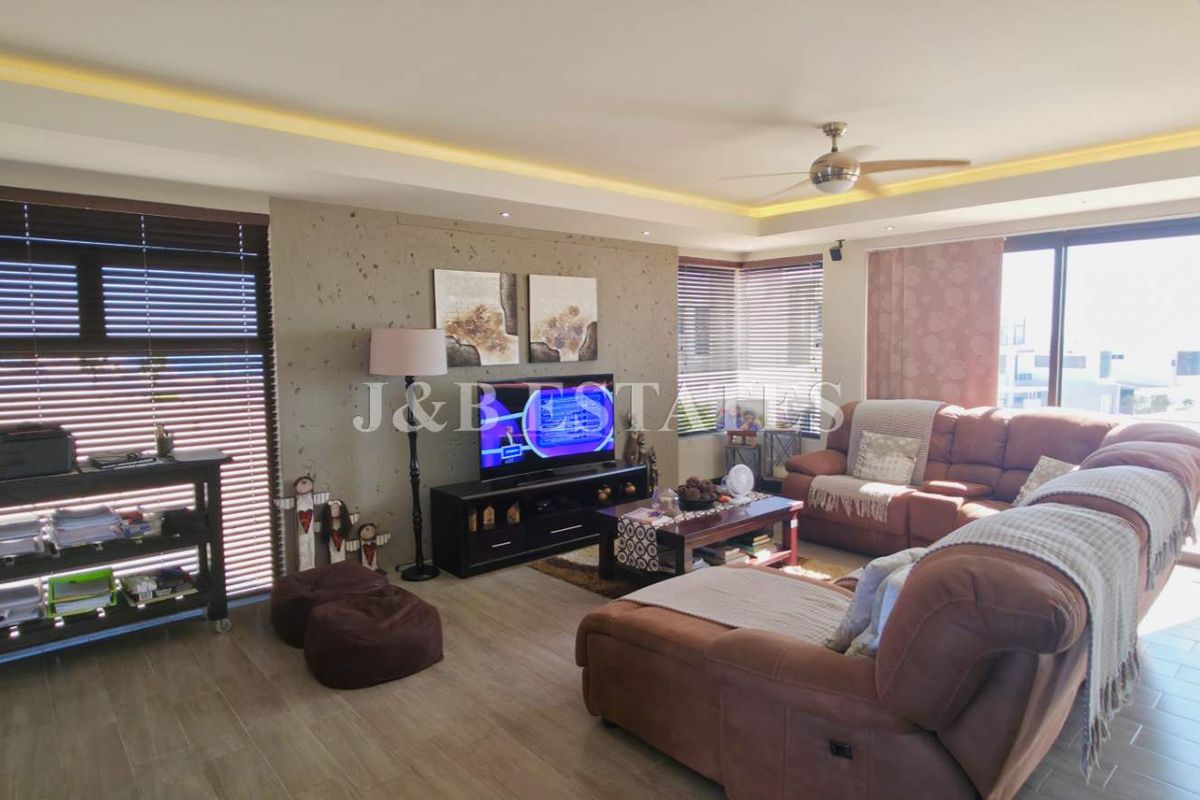 Stylish 5-Bedroom House - Photo 4